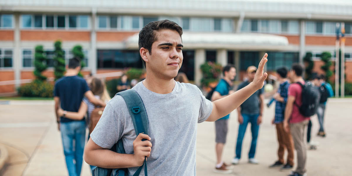 Un jóven ta sana disgostadu timenti el sta ta dexa skóla i un grupu di studanti.