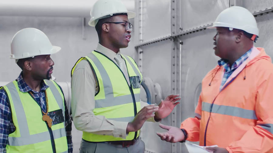 Mbica kuuma video-inĩ ya “Ĩkagai Maũndũ na Ngoro Yothe nĩ Ũndũ wa Jehova.” Thomas eroreire Jason akĩrega kuoya ihaki wĩra-inĩ.
