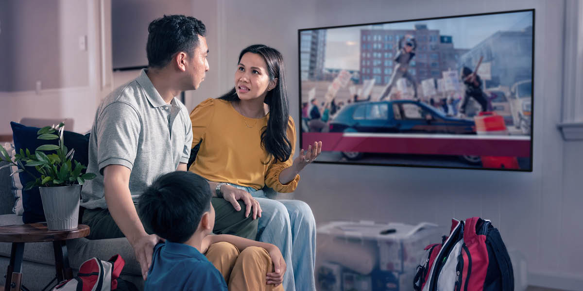 Famĩlĩ ĩkĩĩrorera mohoro megiĩ ngũĩ TV-inĩ. Mĩhuko yao ya gwĩthara ĩrĩ o hau hakuhĩ.
