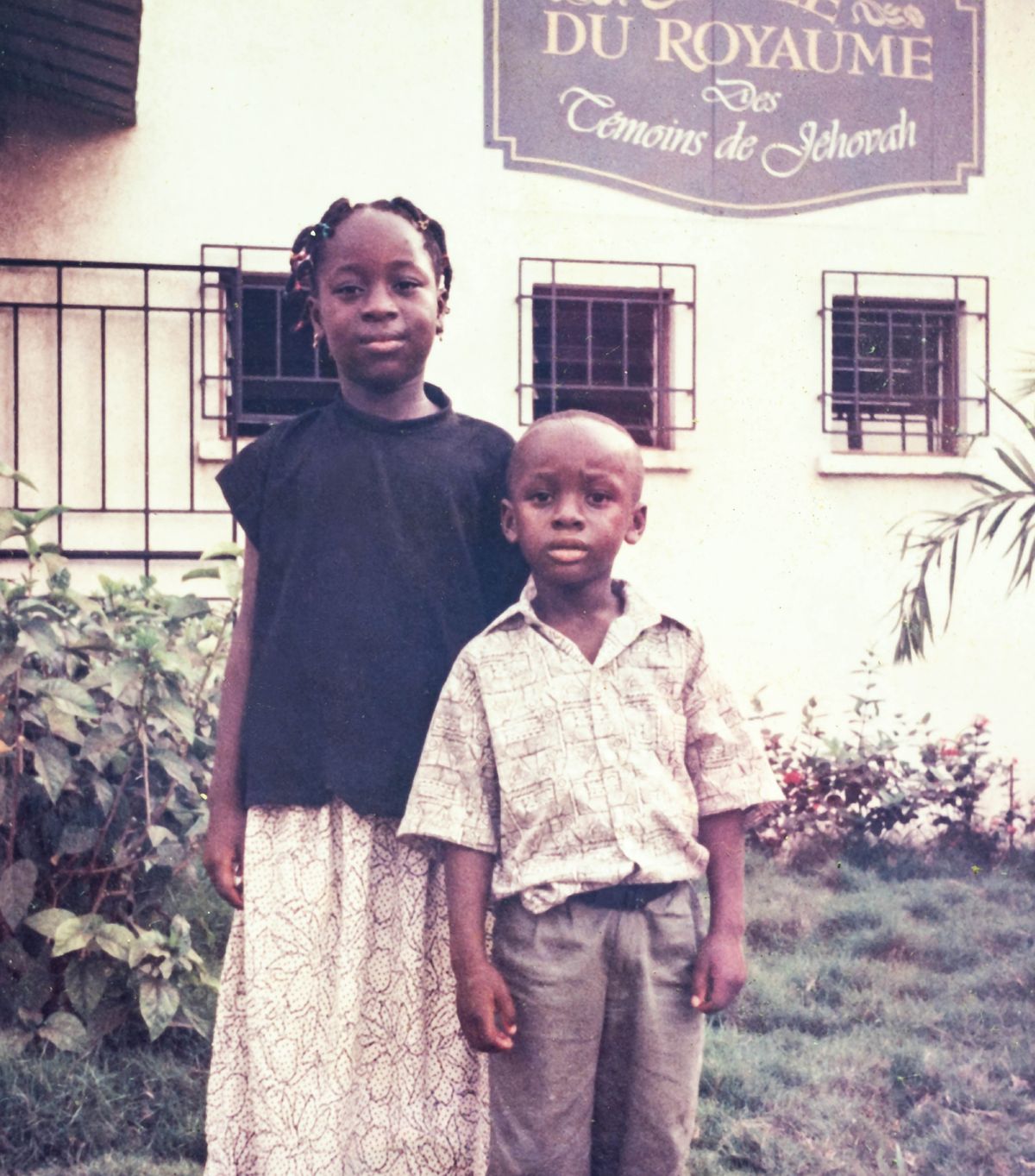 Jahgift na Eric marĩ anini marũgamĩte mbere ya Nyũmba ya Ũthamaki.