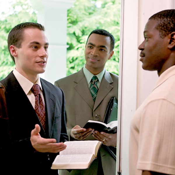 A Omukonakonimbibeli e li moukalele pamwe naao ha konakona naye, tava udifile omulumenhu onghundana iwa