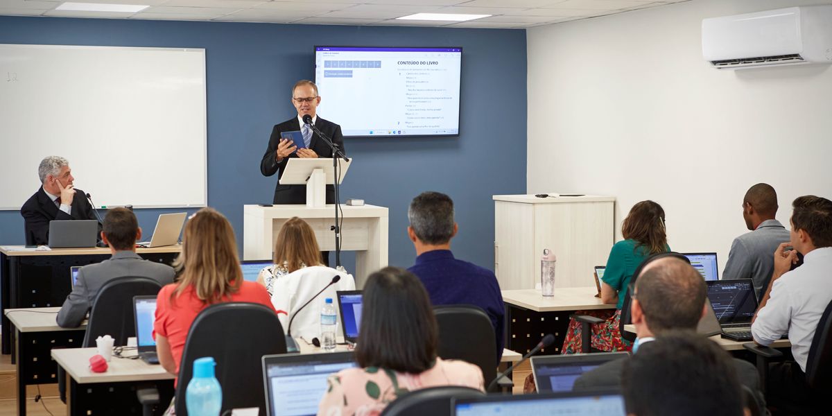 Сәр Мәкʹтәба бона Хьзмәтийа Бәйтʹәледа шагьрт пе готаре бәр дәрсдар у шагьртед дьн дәрте.