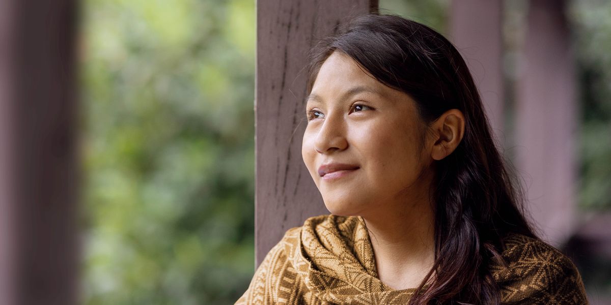 Jineke ciwan bi dilekî rehet di pencereyê re li derve dinêre..