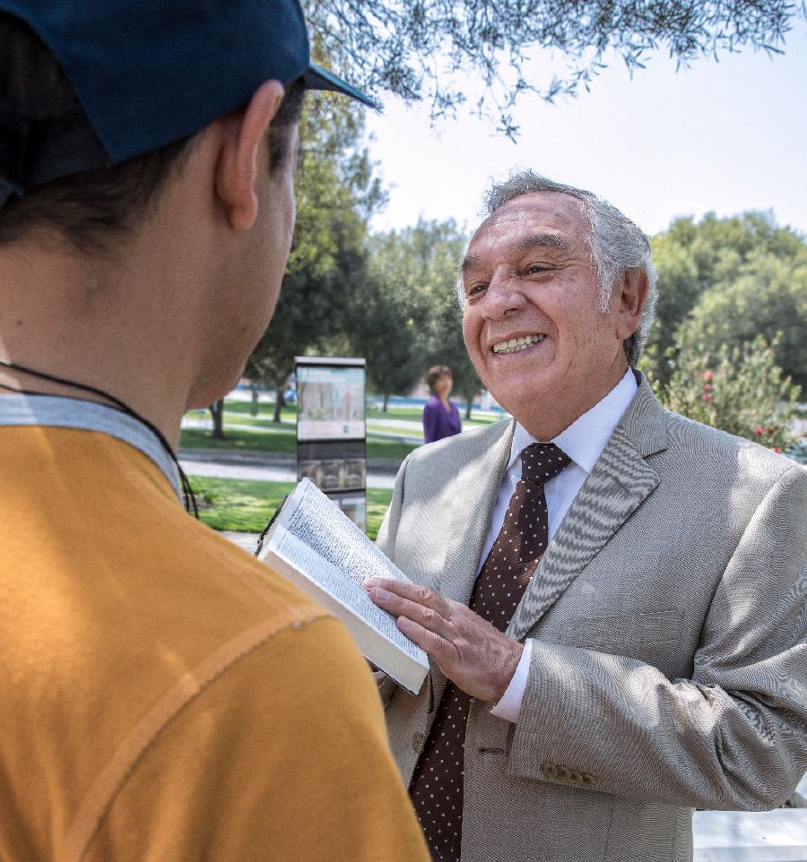 Birayekî extiyar di xizmeta umûmî de dixebite