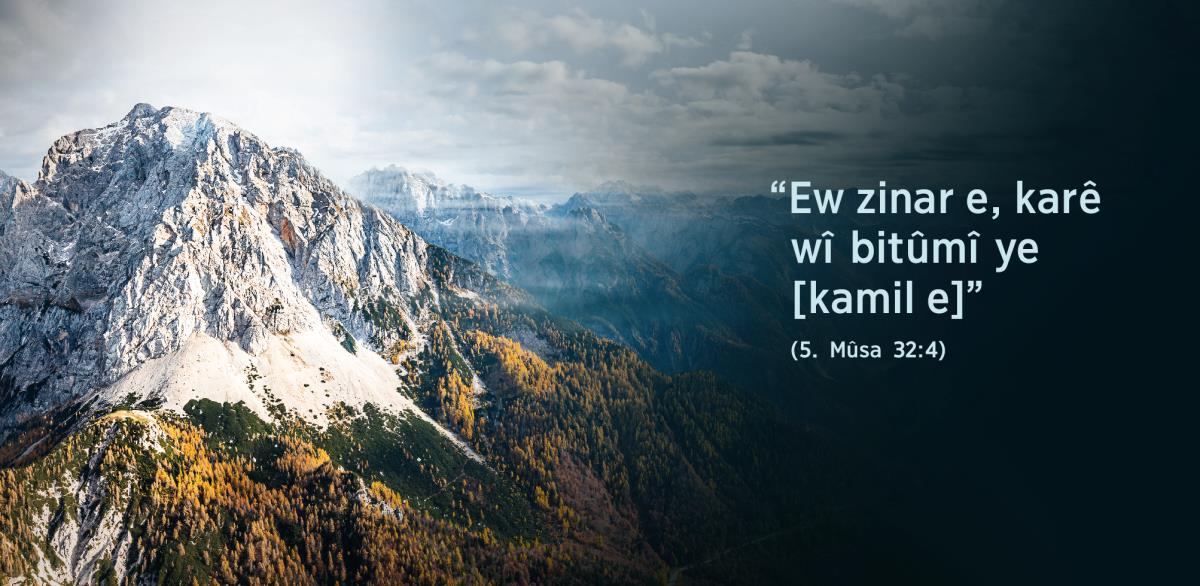 Gotinên “Ew zinar e, karê wî bitûmî ye” ji 5. Mûsa 32:4 li kêleka çiyayekî xuya dikin.