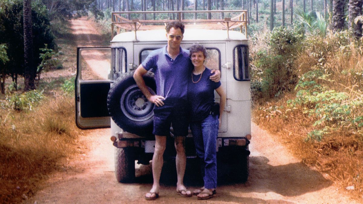 Robert û Pauline li ber erebeya xwe sekinî ne.