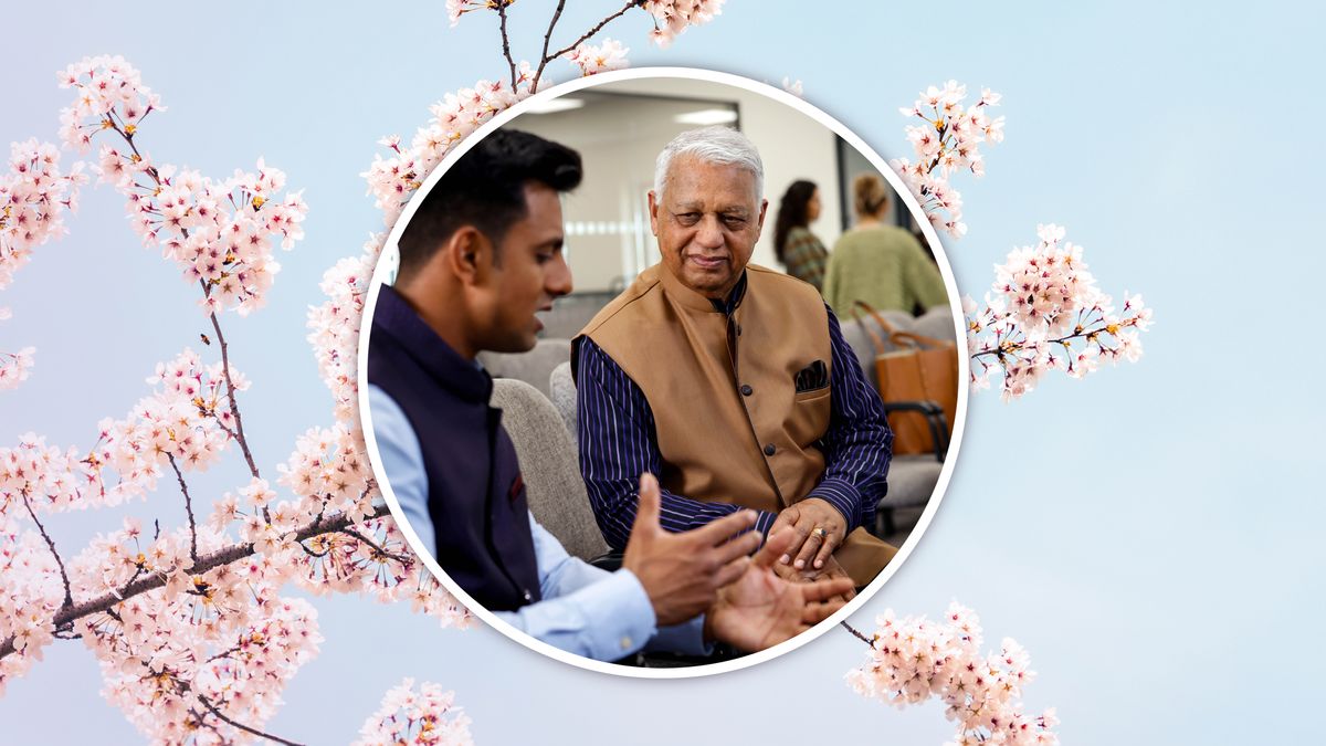 ಯುವ ಸಹೋದರ ಮನ ಬಿಚ್ಚಿ ಮಾತಾಡುವಾಗ ವಯಸ್ಸಾದ ಸಹೋದರ ಕೇಳಿಸ್ಕೊಳ್ತಿದ್ದಾನೆ.