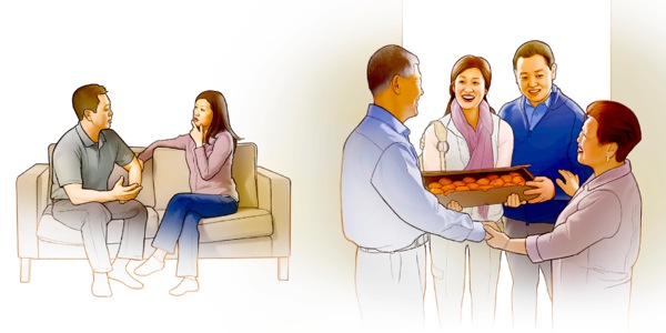 남편과 아내가 이야기를 나누는 장면; 남편과 아내가 부모에게 선물을 드리는 장면