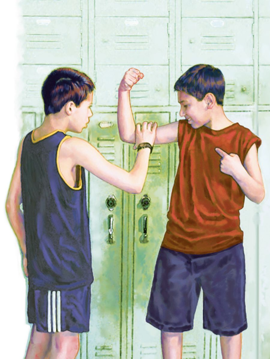 한 소년이 다른 소년에게 자신의 근육을 보여 주는 모습