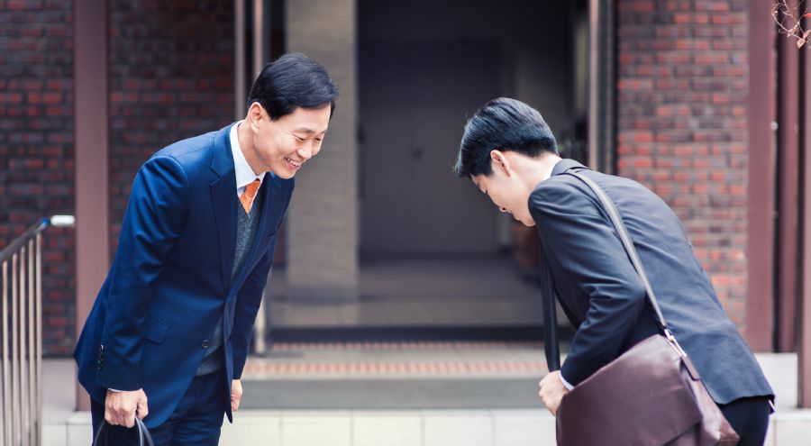 두 형제가 고개를 숙여 서로에게 인사하는 모습