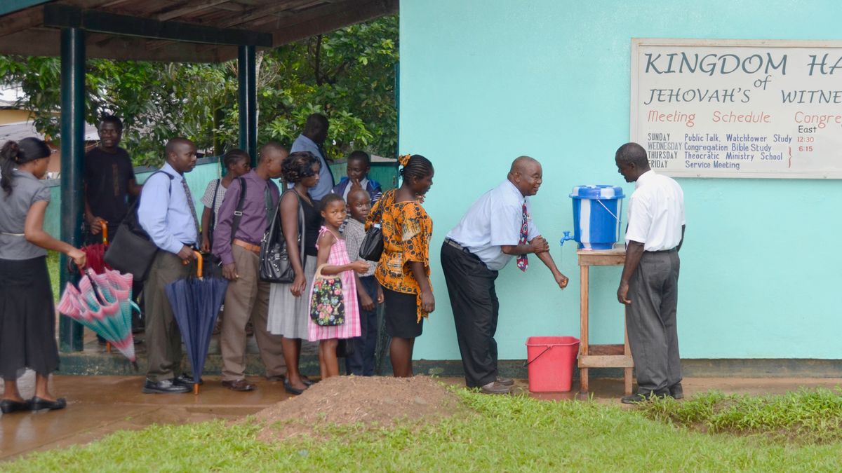 Bakamonyi ba kwa Yehoba babena kupembelela saka baimana mu munongo pa mpunzha pa kowela ku maboko saka bakyangye kutwela mu nzubo ya Bufumu.