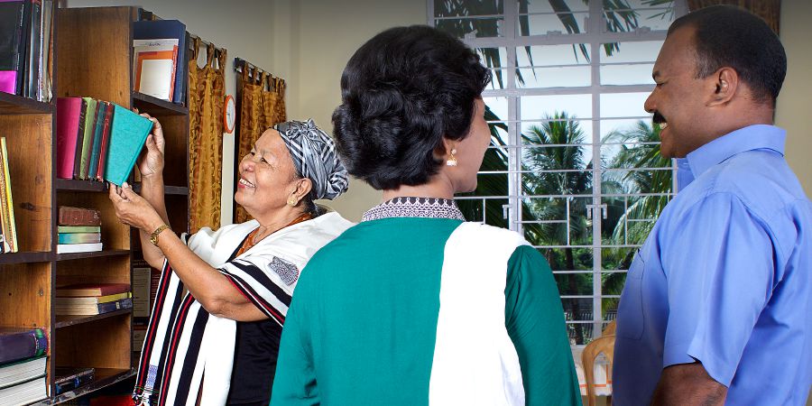 Mwanamukazhi wakebelenga kufunda bukine mu India wamwesheshe bapainiya babiji mabuku o ajinga nao a mu 1970 kufika mu 1980
