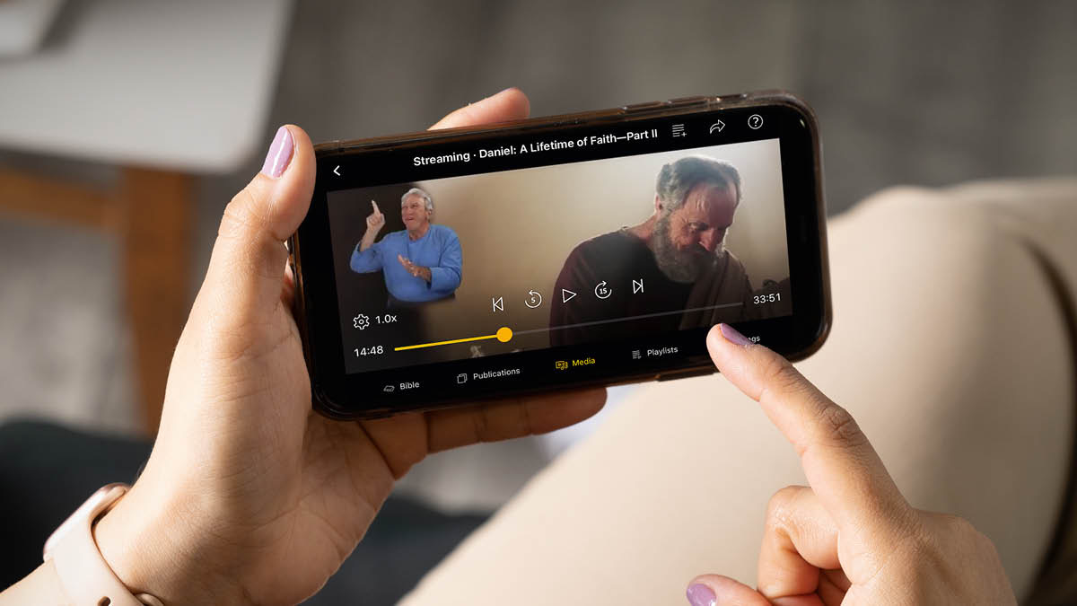 Mpangi mosi ke na sadilá application “JW Library Sign Language” samu na kutala video video “Danyele: Luzingu ya muntu yina vandá na kiminu—Kitini.”