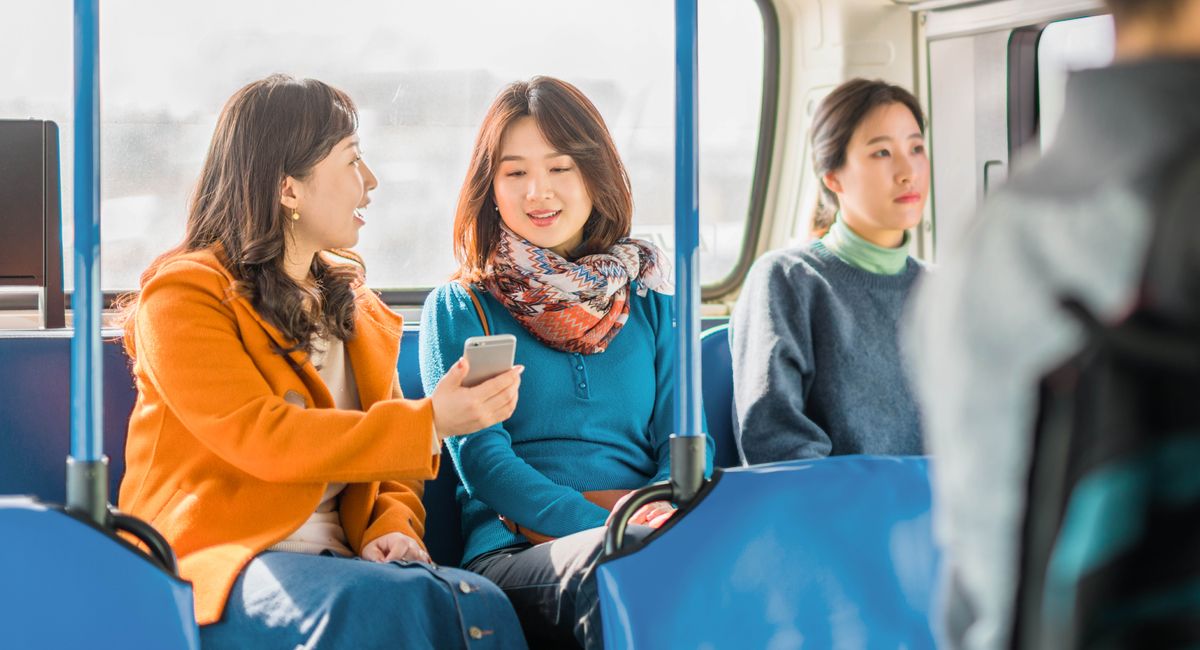 Mpangi mosi ya kento ke na sadilaka téléphone ya yandi samu na kusamuna kento mosi na kati ya bus.