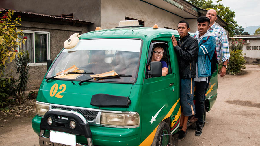 Vanessa, Alex, na bantu bakaka bê mu bus ya fioti ya fuluka, mpe ku mbazi Alex na mpangi zole za bakala zidzangiri.