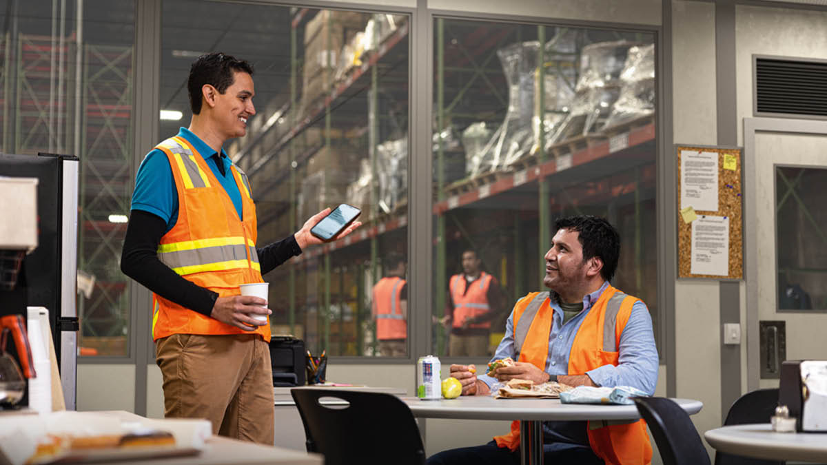 Mpangi ya bakala yita sarila Bibila dia mu telefone’andi bu katâ moka na mpwana’andi yi basalaka mu ntangu yi bahumaka ku tisalu.