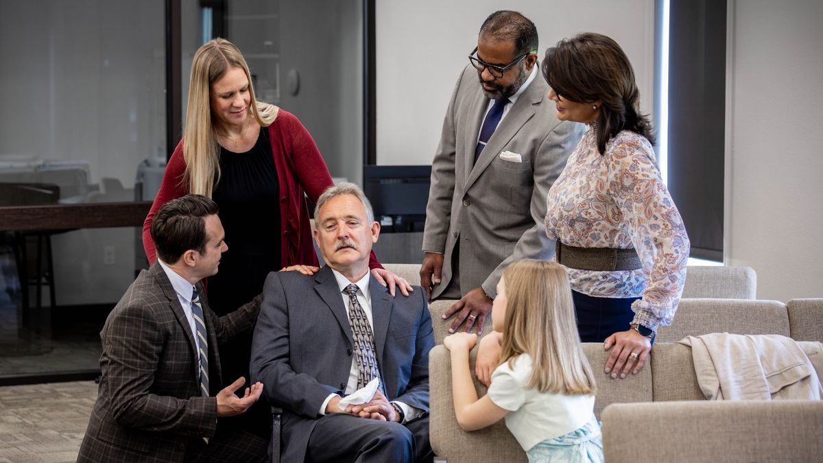 Bampangi bê ku Nzo ya Nsambululu, mpangi ya bakala ya nuna ye mu tiari bata tindisa.