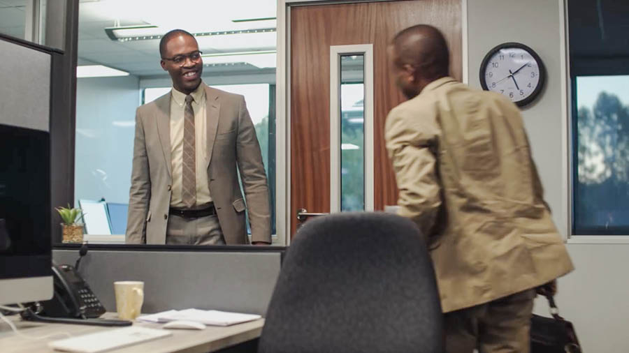 Cikope ca makani amuvidyo ya “Amusebensele Yehova Camoyo Woonse.” Ba Jason aba Thomas batooswa kuncito kwaamba ayi bacanike kukubungana.