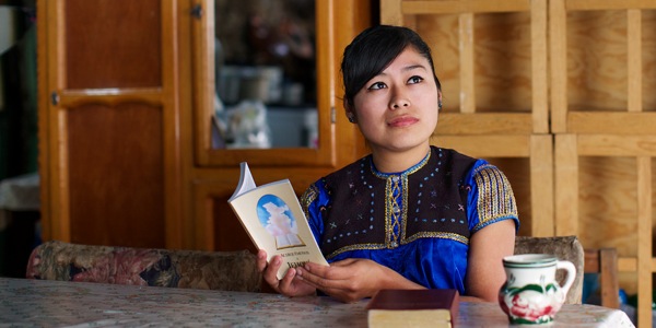 Omukazi ng’afumiitiriza ku ngeri gy’ayinza okusembereramu Yakuwa