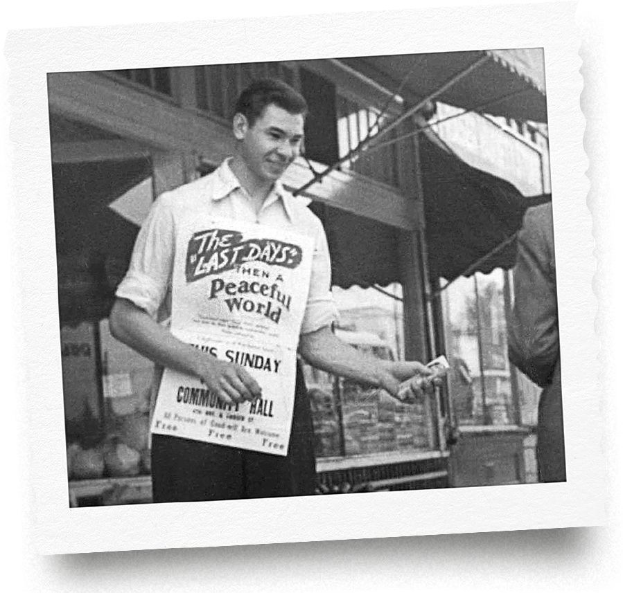 Walter Markin ng’abuulira ku luguudo mu myaka gya 1950