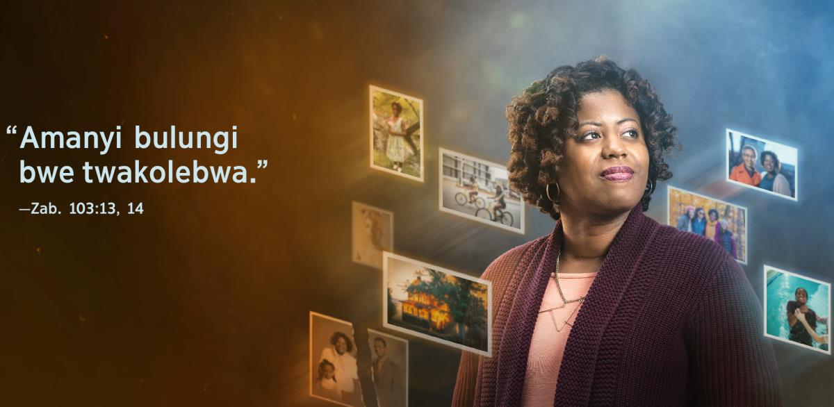 Ebigambo “Amanyi bulungi bwe twakolebwa,” okuva mu Zabbuli 103:13, 14, nga biri okumpi ne mwannyinaffe. Yeetooloddwa ebifaananyi ebiraga obulamu bw’ayiseemu okuva nga muto.