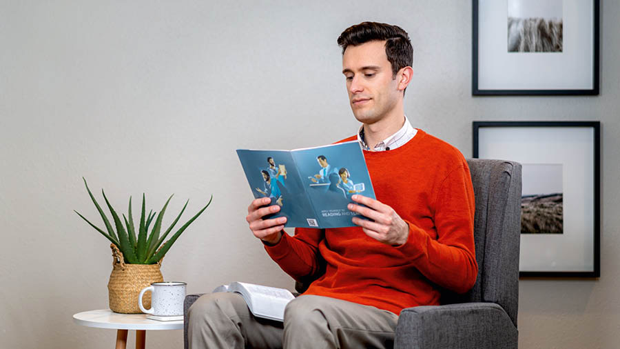 Un frère étudie une leçon de la brochure « Applique-toi à la lecture et à l’enseignement ».