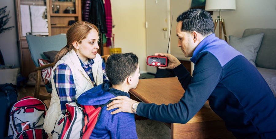 Bato ya libota bazali koyoka bansango na radio