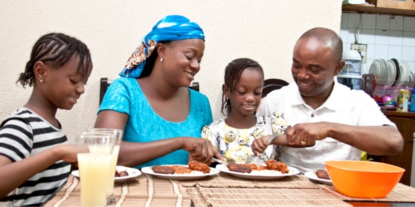 Mwasi ná mobali oyo bazali na esengo bazali kolya elongo na bana na bango mibale ya basi