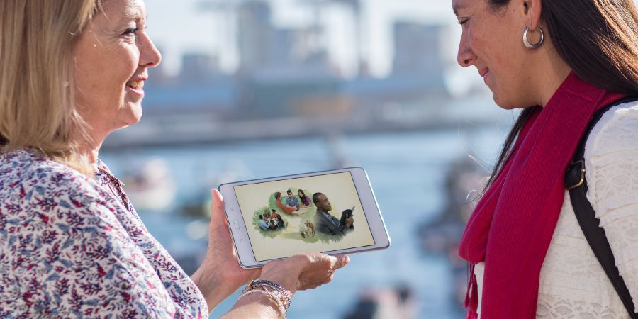 Ndeko mwasi moko azali kolakisa moto video Mpo na nini koyekola Biblia?