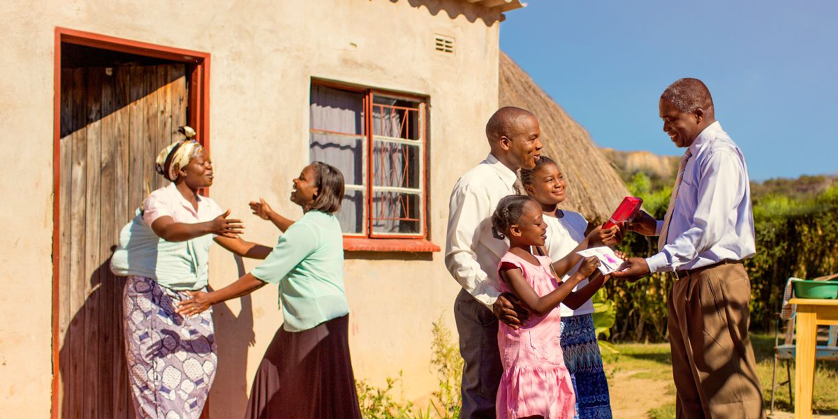 Libota moko eyambi mobali moko ná mwasi na ye mpe bapesi bango likabo