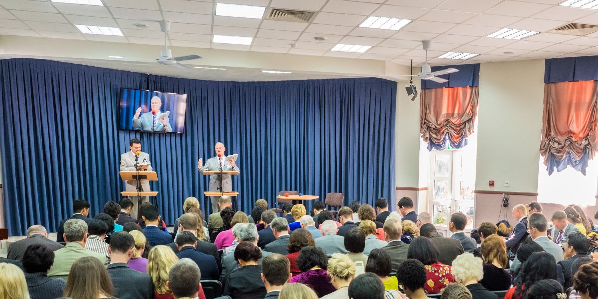 Ndeko Stephen Lett ya Lisangani ya Mikóló-Bakambi azali kosala diskur ya kofungola Betele ya Kirghizistan