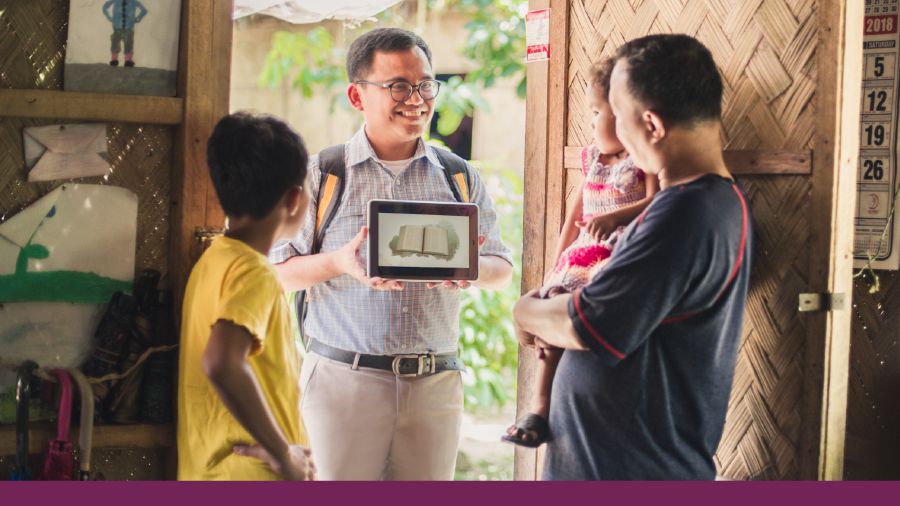 ພີ່​ນ້ອງ​ຊາຍ​ຄົນ​ໜຶ່ງ​ເປີດ​ວິດີໂອ​ໃຫ້​ເຈົ້າ​ຂອງ​ເຮືອນ​ເບິ່ງ​ຕອນ​ທີ່​ລາວ​ປະກາດ