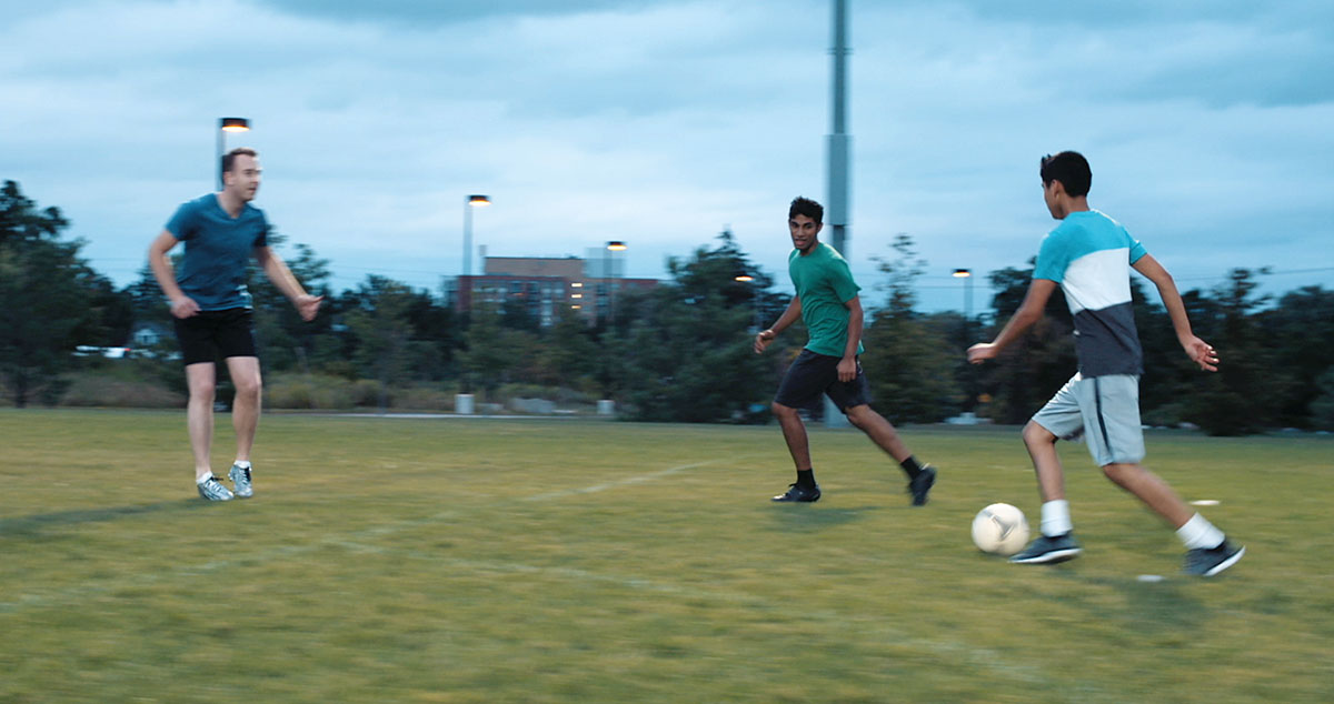 Jauni liudytojai žaidžia futbolą