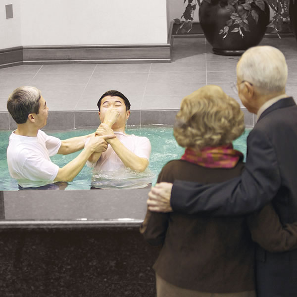 Jehovos liudytojų pora stebi savo mokinio krikštą