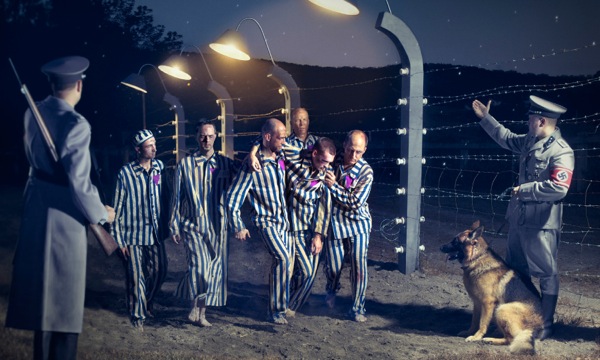 Krikščionys padeda vienas kitam koncentracijos stovykloje
