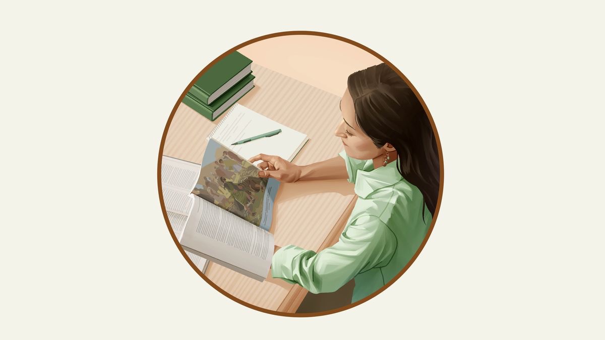 Sesė studijuoja Bibliją naudodamasi mūsų leidiniais.