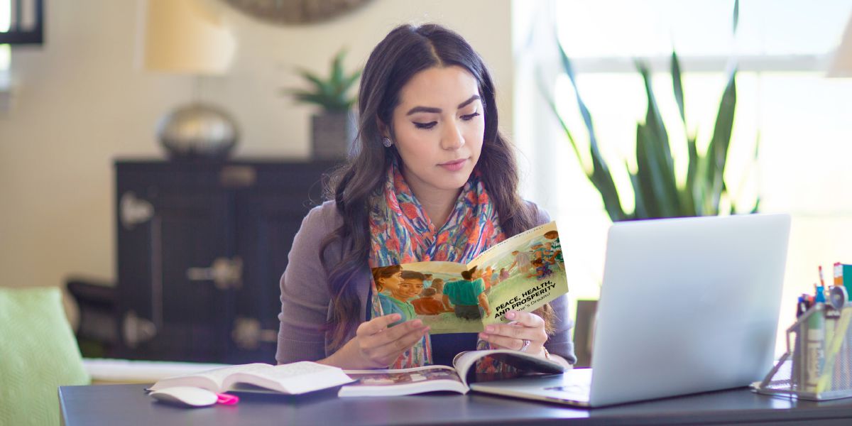 Mergina studijuoja Bibliją