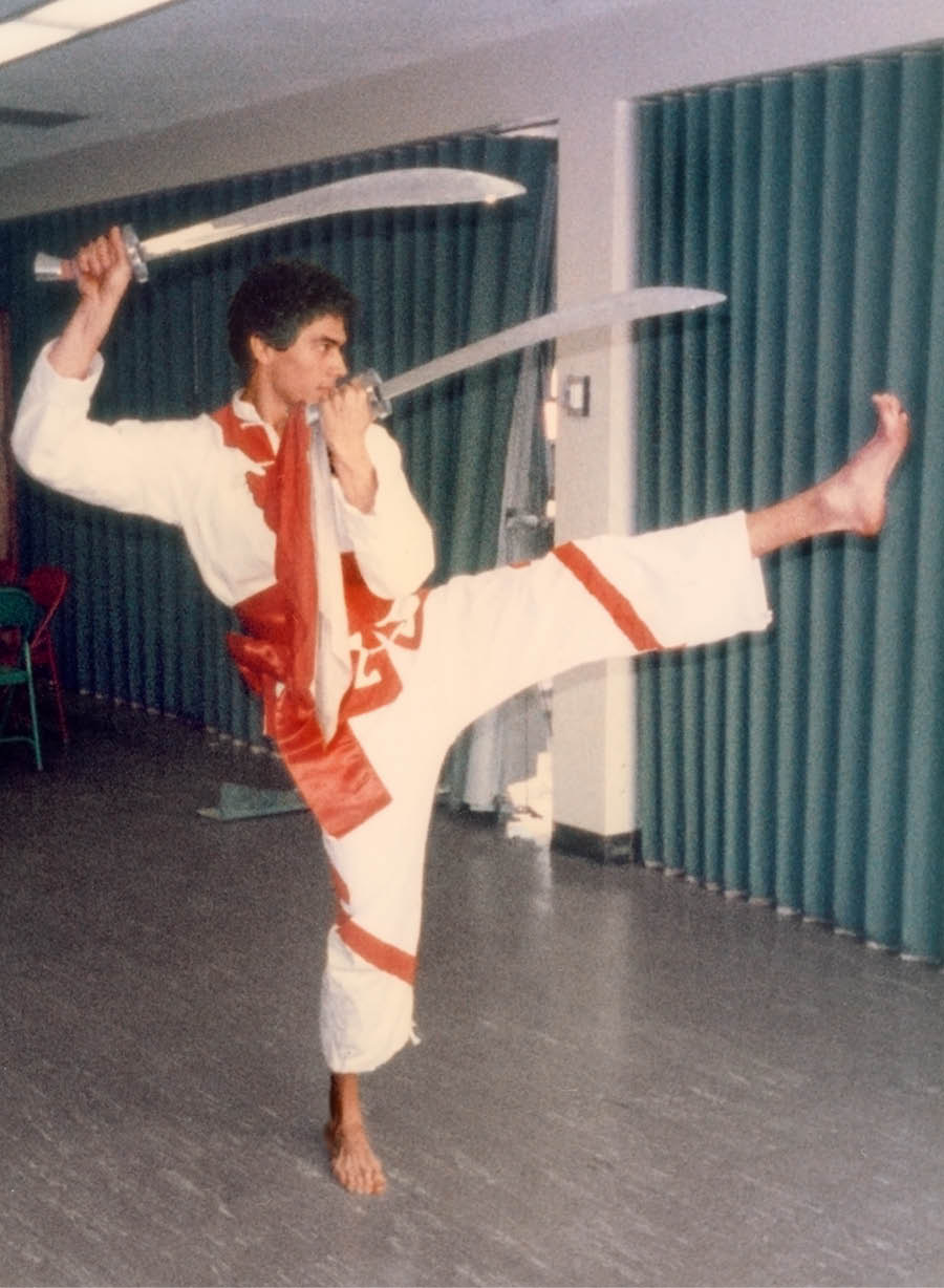 Erwin tugo karate kogwecho gi ka nyime koting’o ligangla ariyo e lwetene.