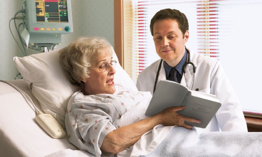 Damdawi ina awm Kristian pakhat chuan thisen chungchânga Bible ṭanchhan a rinna chungchâng a doctor hnênah a hrilhfiah