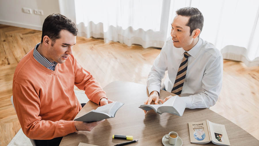 In najbʼen uʼj «Acerquémonos a Jehová» tuʼn ansyan tuʼn t-xi tqʼoʼn xnaqʼtzbʼil te erman.