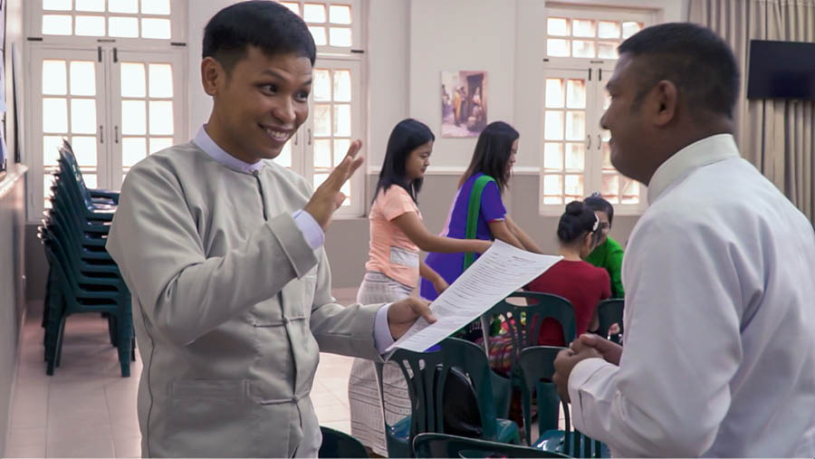 Cikupulo ca mu vidio ‘Bamishinali Bali na Kulinga Cipangi ca Kuteja.’ Kamishinali umo uje ali na kupangela kuje kubakapangesa ndaka ya tubebebe ali na kusimutwiya na ndolome umo ha fomu ya kukobela mu cipangi ca kulitila.