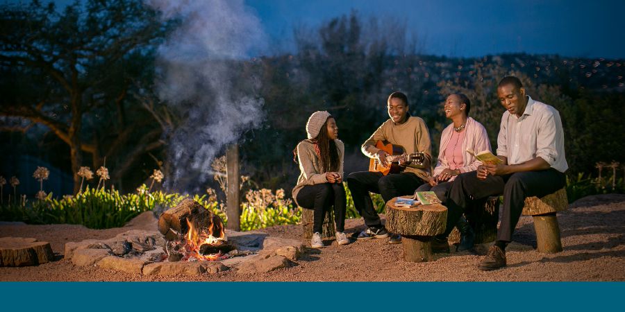 Enn fami dan l’Afrique du Sud pe sante pandan zot ladorasion an fami