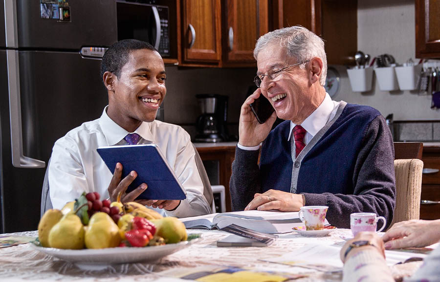 Sa frer aze la pe pres avek enn dimounn lor telefonn, ek sa zenn frer-la pe ed li.