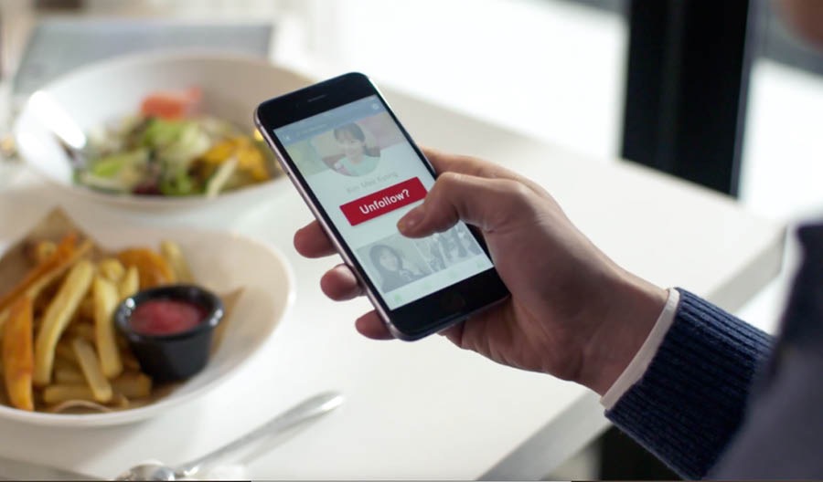 Jin refiz linvitasion ki Mee-Kyong inn avoy li lor portab pou vinn so kamarad lor enn rezo sosial.