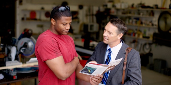 Anthony ek Tim pe servi magazinn Latour Degard pou koz lor Labib