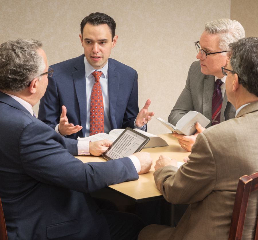 Bann ansien pli aze pe ekout avek respe enn zenn ansien