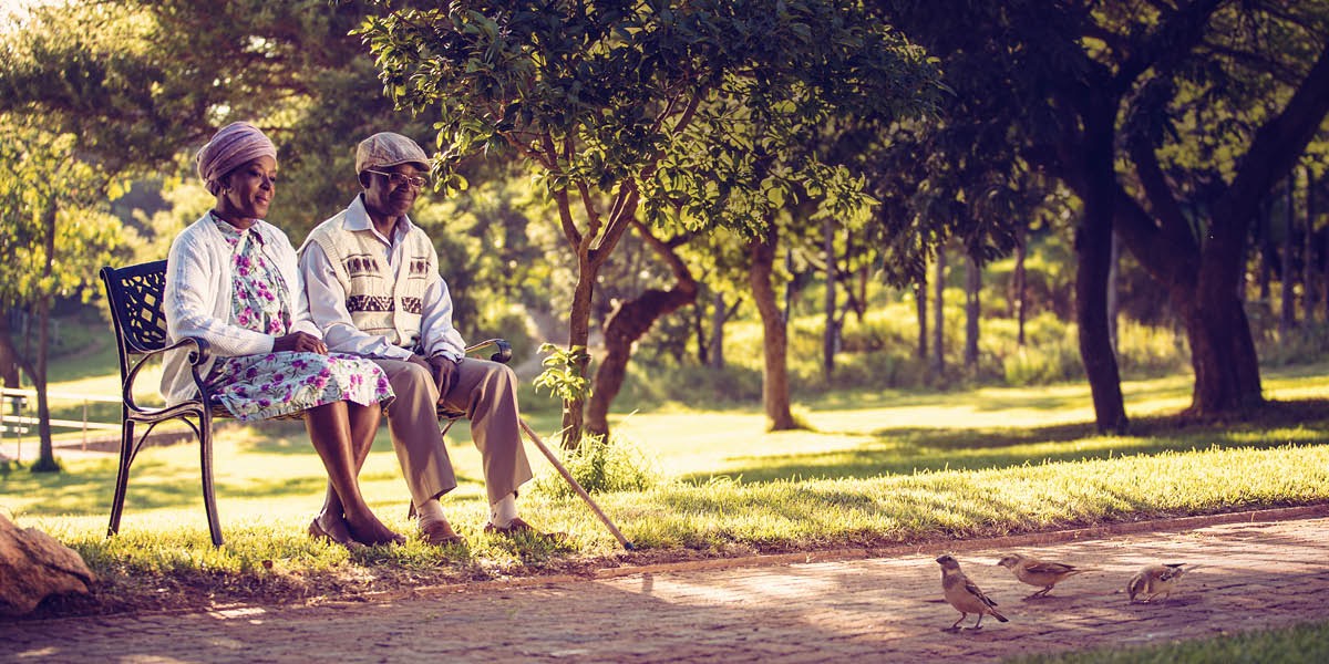 Enn koup pe asiz lor enn ban dan enn zardin ek zot pe get bann zwazo