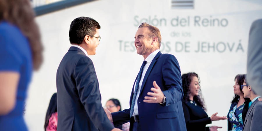 Mario Antúnez hablando lenguaje de señas hondureño (LESHO) con tres hermanos en una fiesta.