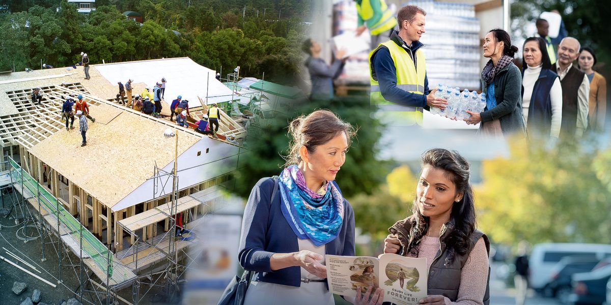 Serie de fotos: Algunas labores religiosas y humanitarias que los testigos de Jehová hacen gracias a las donaciones. 1. Un grupo de Testigos construye un Salón del Reino. 2. Un voluntario reparte botellas de agua a personas que lo necesitan. 3. Cerca de un carrito de publicaciones, una Testigo habla con una mujer y le enseña el folleto Buenas noticias.