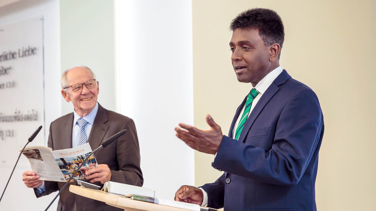 Humu mmoca mmirawo ahoolelaka usomiya wo Ukhalenla ni humu nkhwaawe owuuluvala nosoma iparaakarafu naakhala otteeliya.